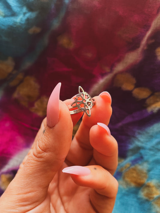 Anillo nudo de bruja ajustable