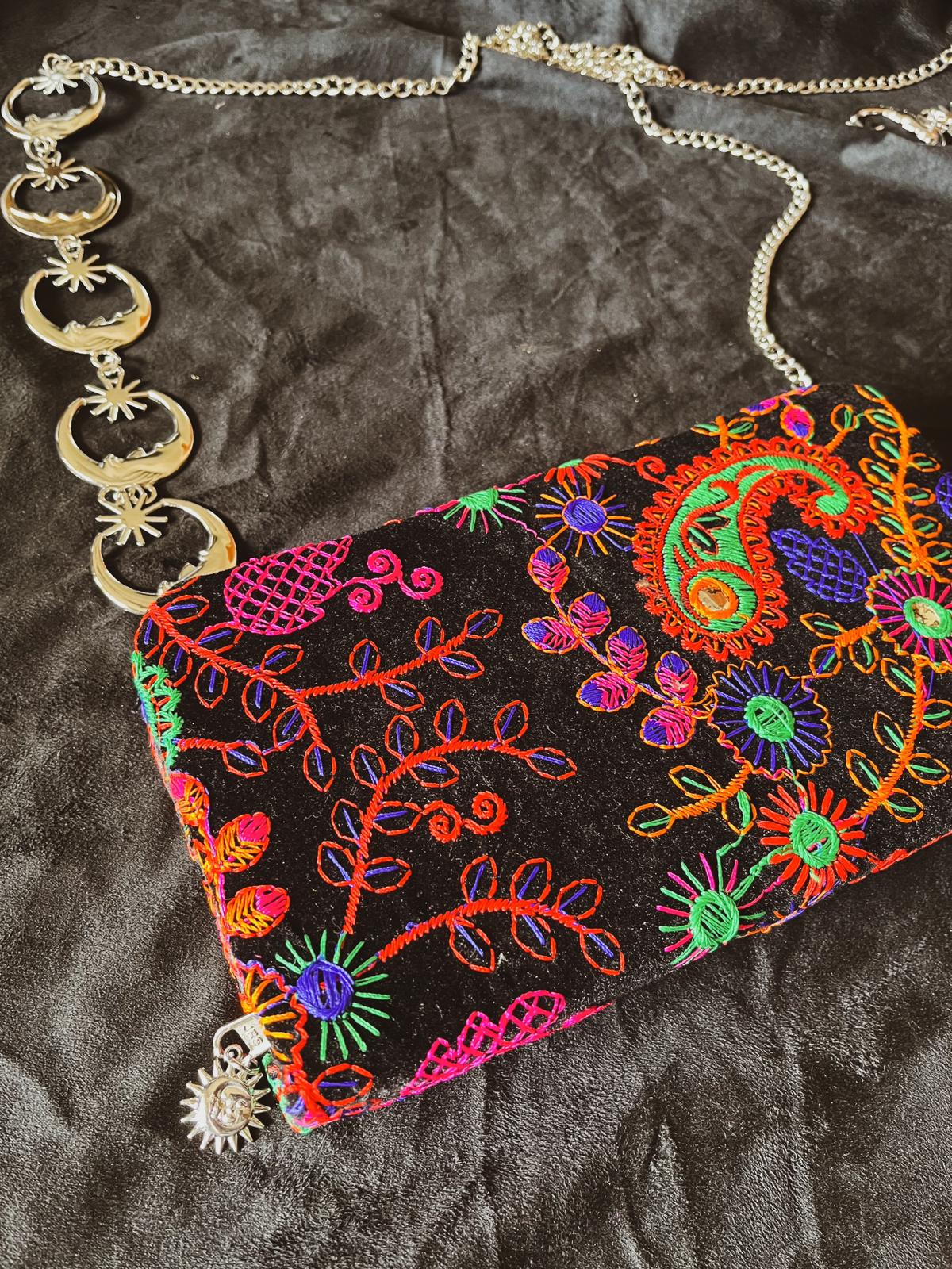 Bolso cartera con cadena de luna