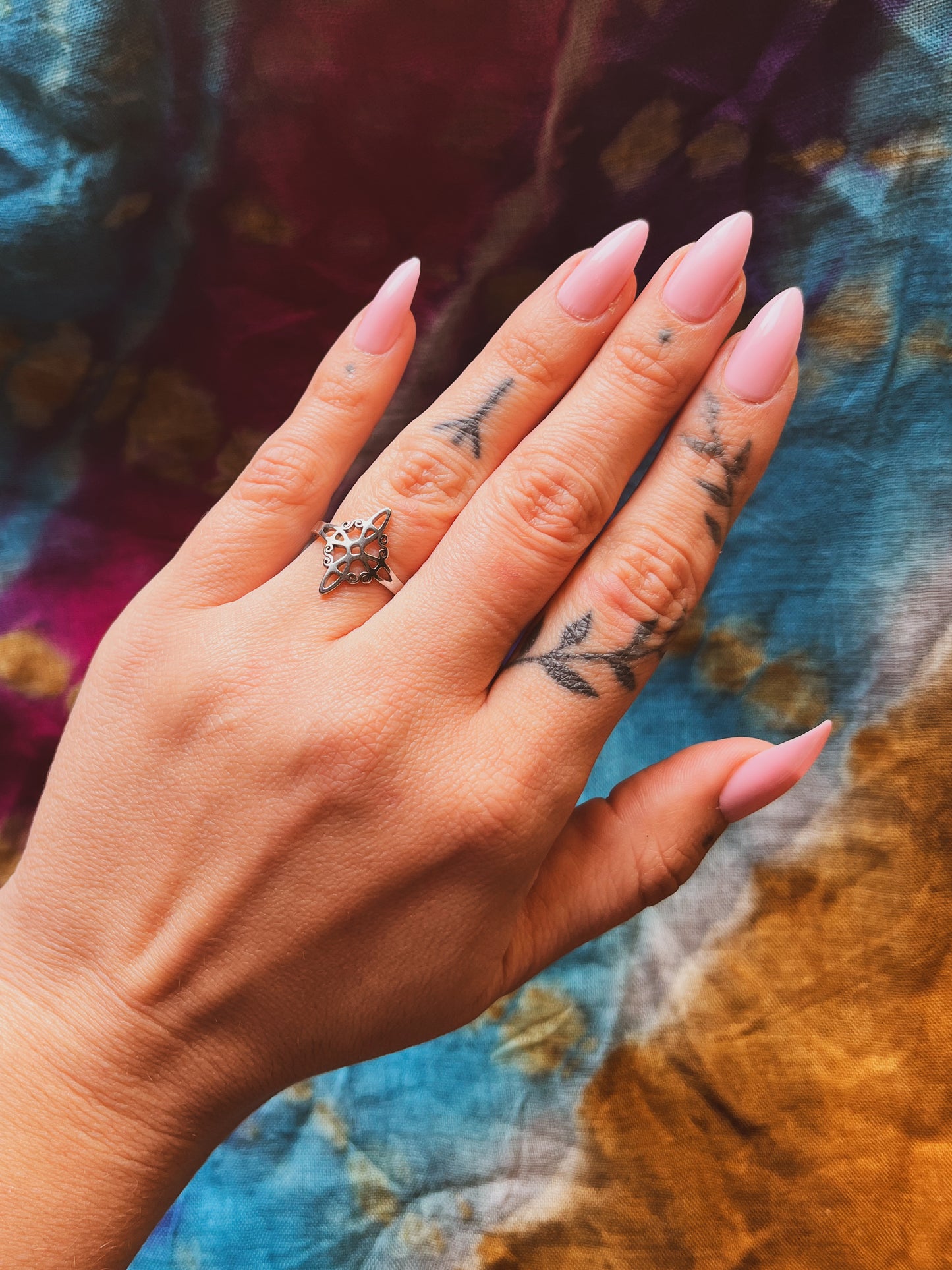 Anillo nudo de bruja ajustable