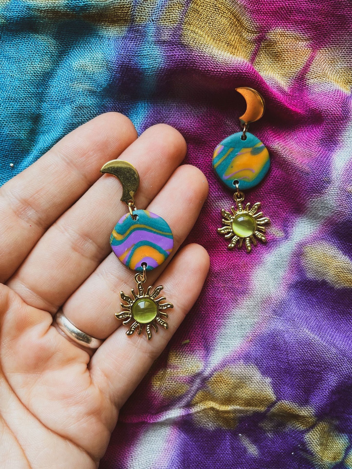 Luna y sol dorado